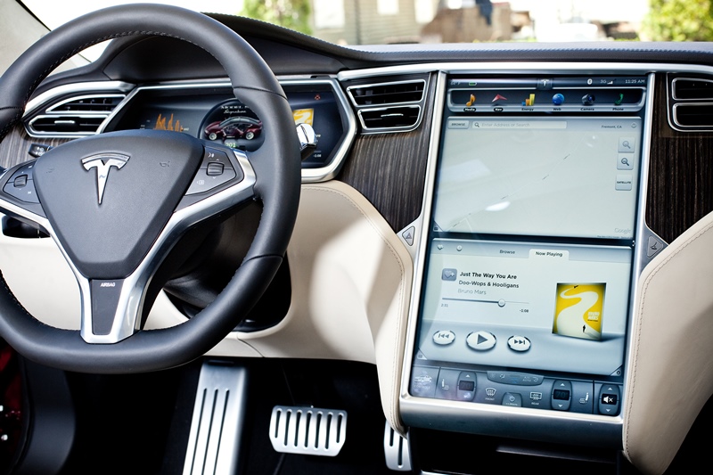 Mobil Tesla akan bisa putar video