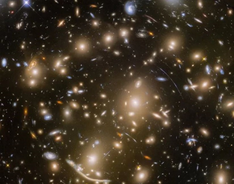 Teleskop Hubble berhasil menangkap galaksi yang sangat jauh