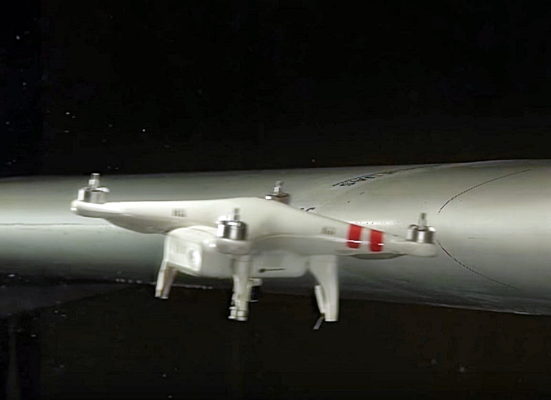 Apa yang terjadi jika drone menabrak pesawat?