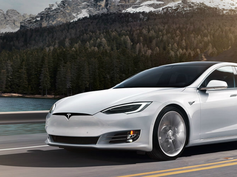 Tesla bantu korban kebakaran bernafas lebih baik dalam kendaraan