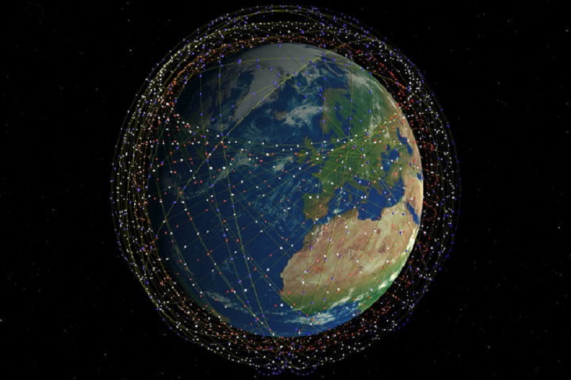 Elon Musk manfaatkan ribuan satelit untuk membangun jaringan internet di bumi