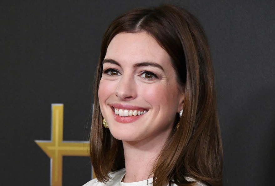 Anne Hathaway bakal main film Sesame Street