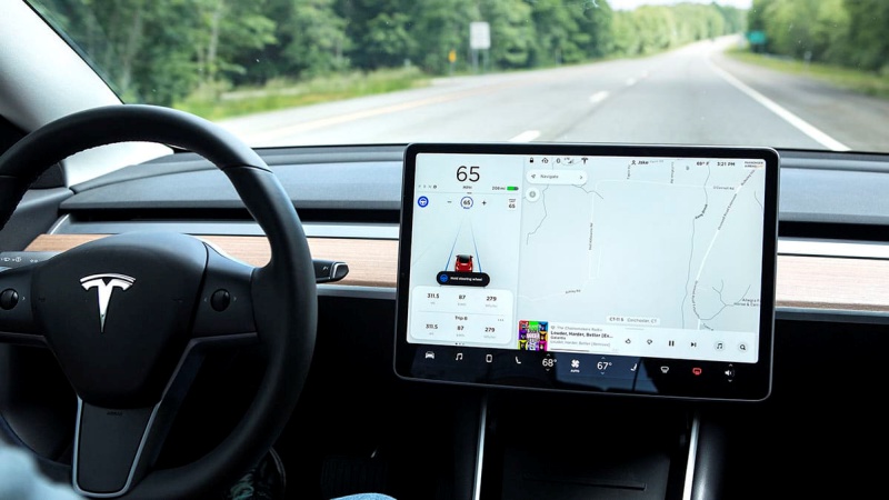 Sistem autopilot selamatkan pengguna Tesla