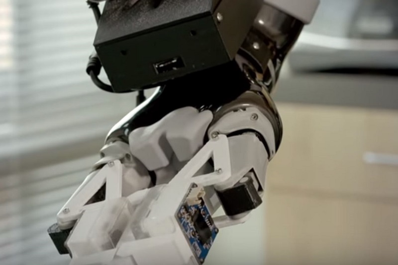 Robot ini bisa menyuapi orang secara otomatis