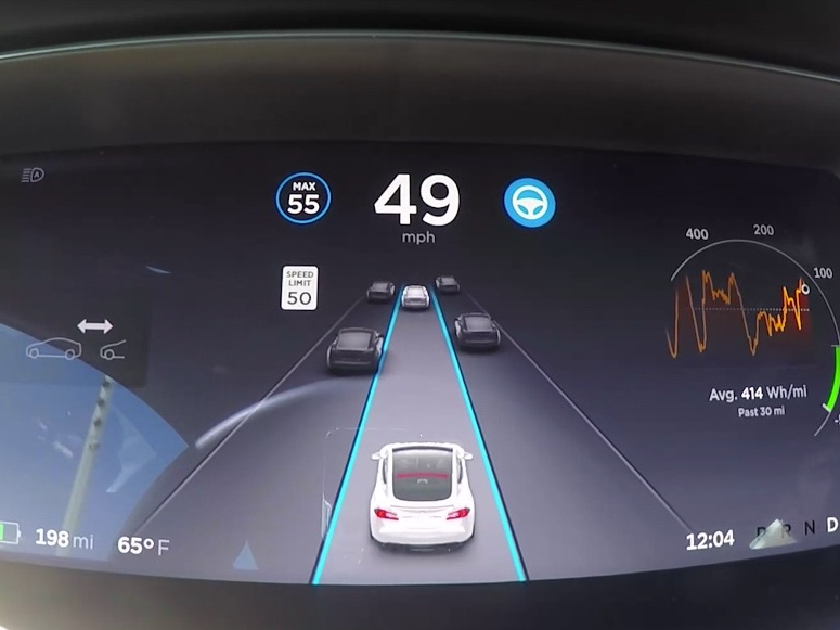 Mobil Tesla bisa kenali lampu merah