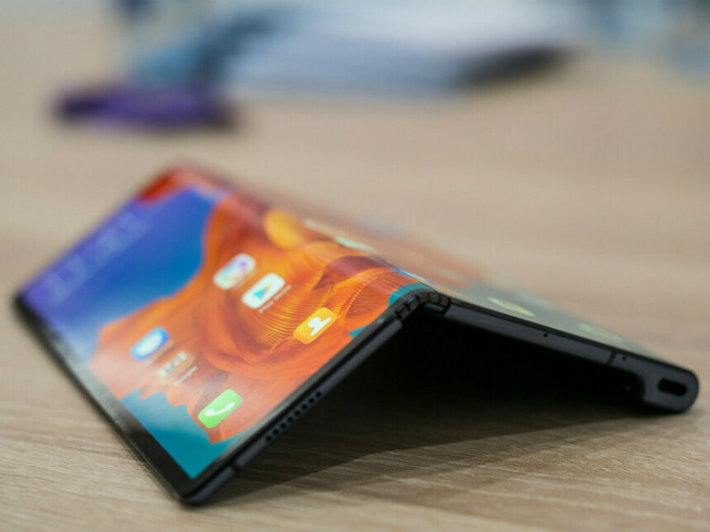 Lupakan Samsung dan Huawei, Sharp punya smartphone lipat sebenarnya