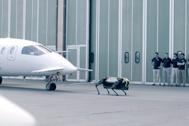 Robot sebesar anjing ini mampu menarik pesawat berbobot 3,3 ton