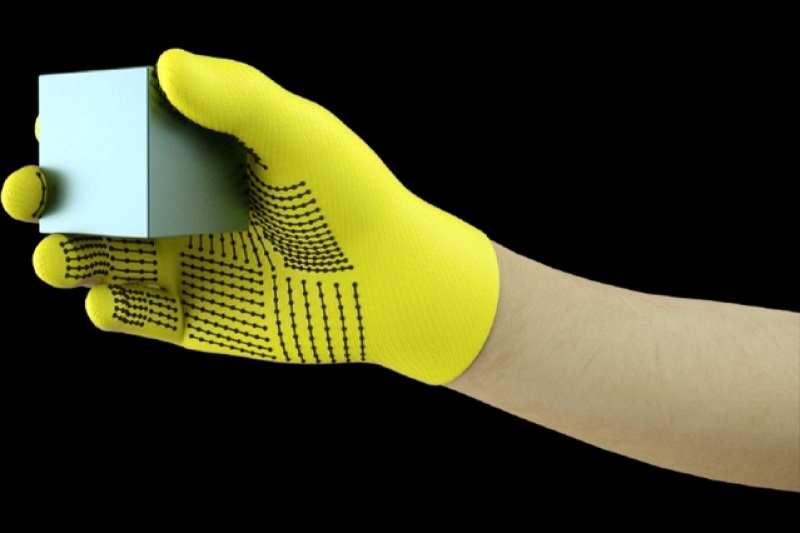 Sarung tangan dari MIT bantu AI identifikasi objek via sentuhan