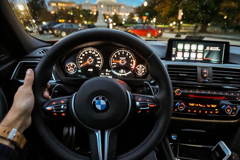 Teknologi cruise control BMW patuh pada lampu lalu lintas