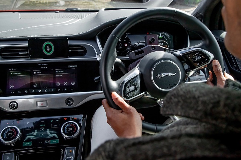 Mobil Jaguar Land Rover punya AI yang bisa bikin pengemudi nyaman