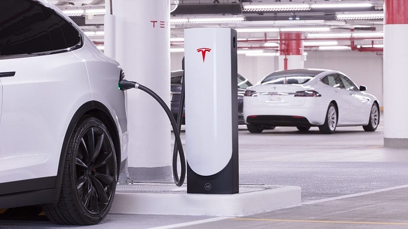 Supercharger versi baru Tesla dilengkapi panel surya