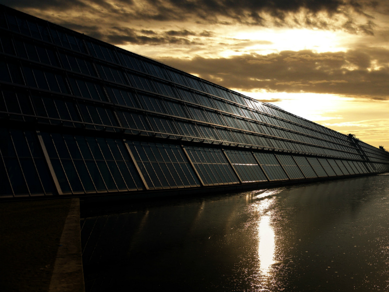 Apple, perusahaan penghasil listrik dari panel surya terbesar