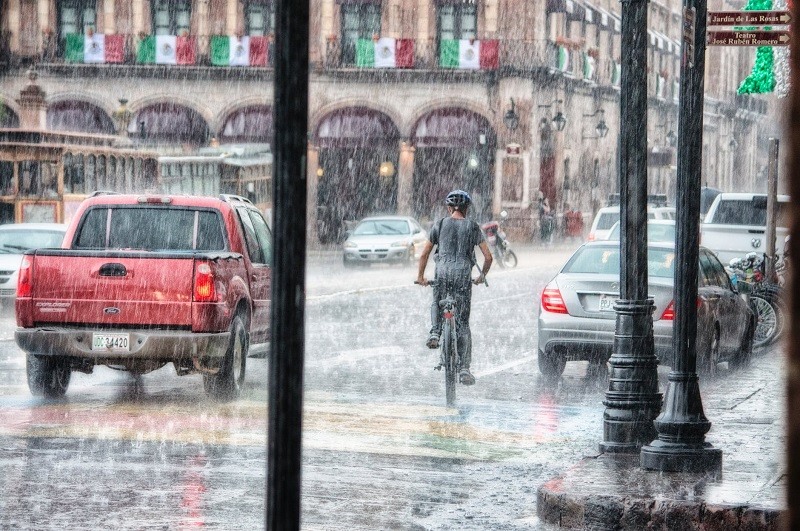 Waymo uji coba kendaraan otonom dalam kondisi hujan lebat