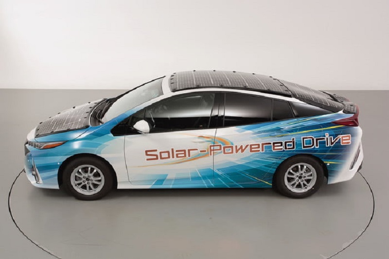 Toyota uji coba mobil listrik Prius dengan panel surya