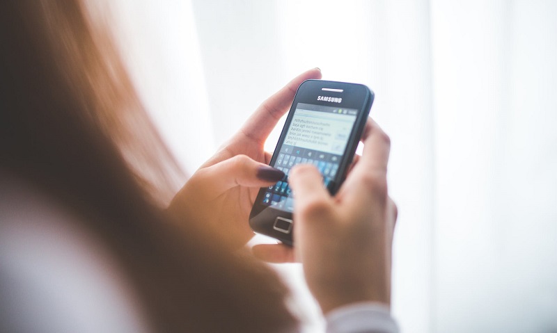 Dibanding orang tua, remaja mampu ketik 40 kata per menit di smartphone