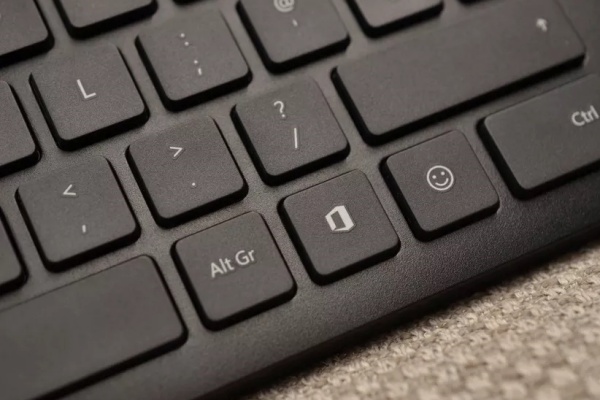 Microsoft punya keyboard dengan tombol emoji