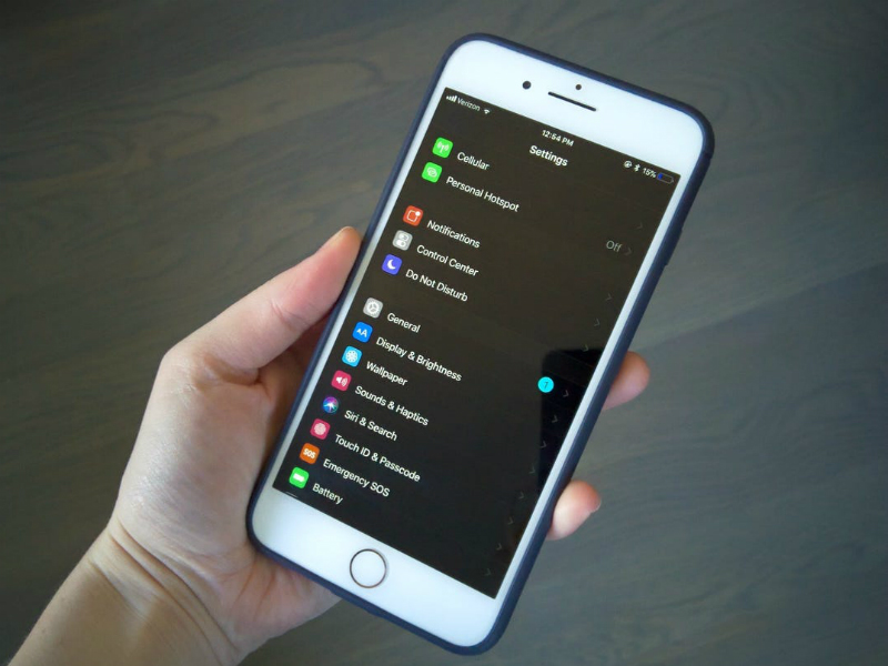 Dark Mode di iPhone XS Max bikin irit baterai, ini cara mengaktifkannya