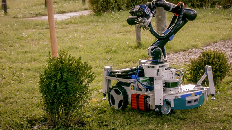 Robot ini dirancang untuk berkebun