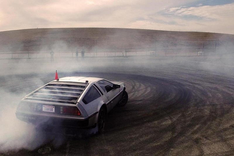 Mobil dari film Back to the Future bisa nge-drift sendiri