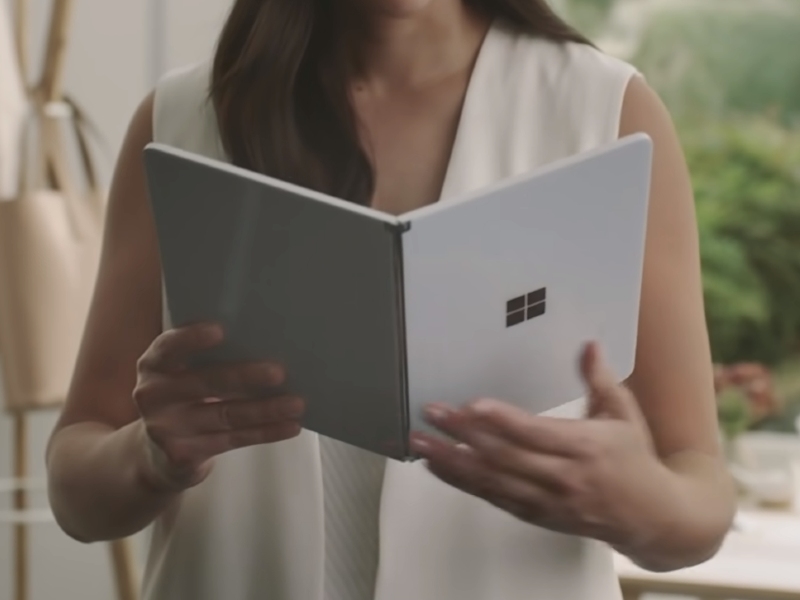 Satya Nadella ketahuan pakai perangkat dua layar, Surface Duo siap dijual?