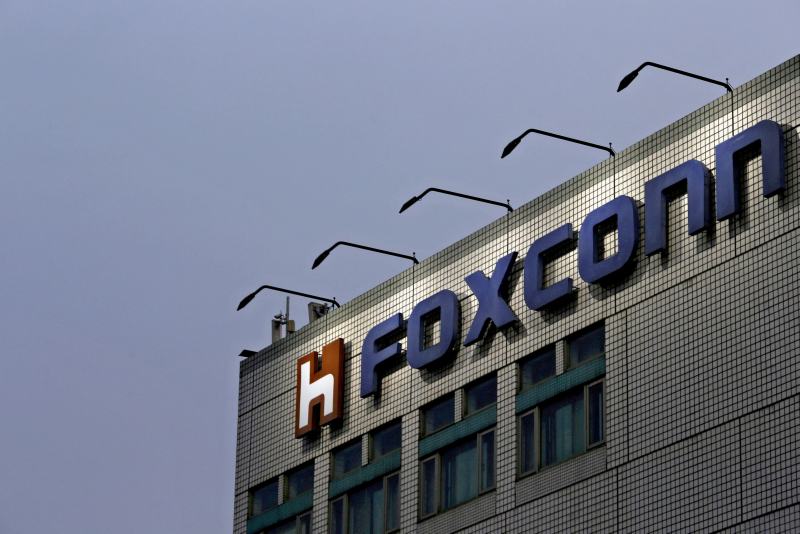Tidak hanya smartphone, Foxconn kini buat mobil listrik