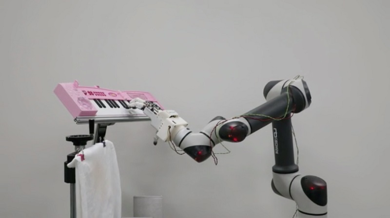 Selain kuat, robot ini bisa tuang air dan main piano