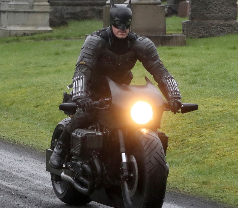 Begini bocoran gambar Batman terbaru dengan Batcycle