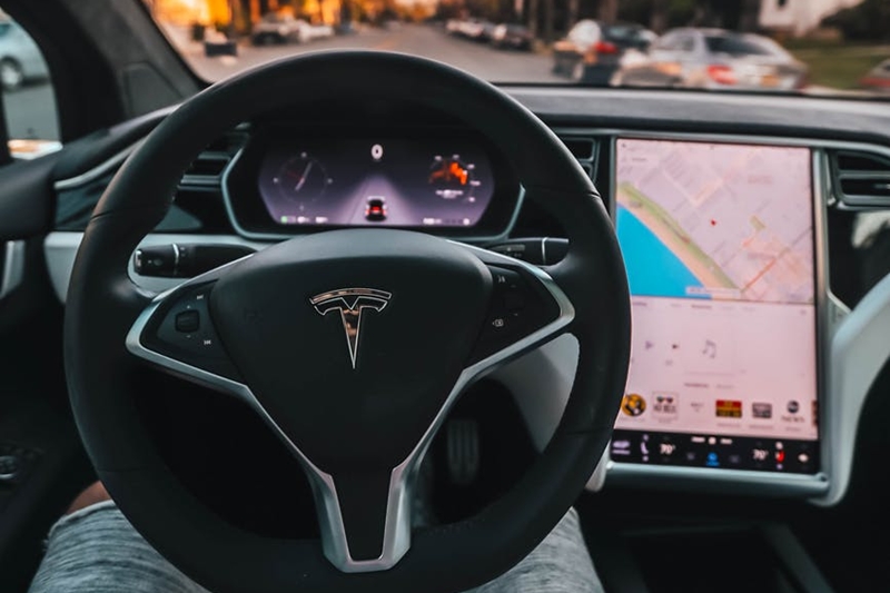 Autopilot Tesla bisa deteksi lampu merah