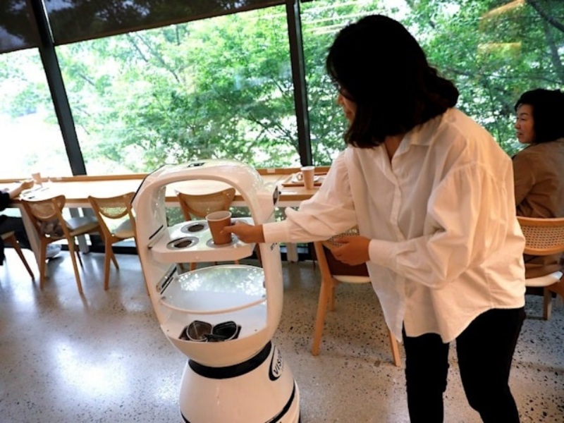 Kafe di Korea pakai robot untuk antarkan pesanan pelanggan