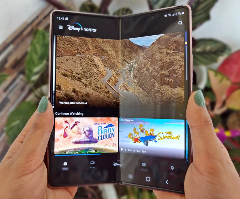 Menjajal ponsel lipat Samsung Galaxy Z Fold2