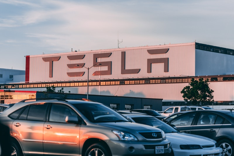 Tesla tuduh karyawan curi software perusahaan