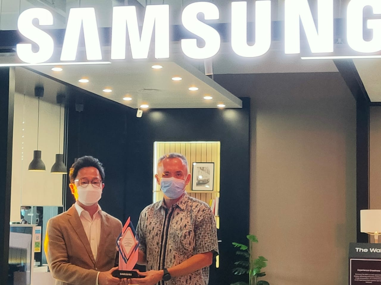  The image shows the grand opening of the Samsung Experience Lounge in Jakarta, Indonesia, which is the first Samsung Experience Lounge in Indonesia.