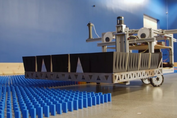 Robot ini susun mural dari 100.000 kartu domino dalam sehari 