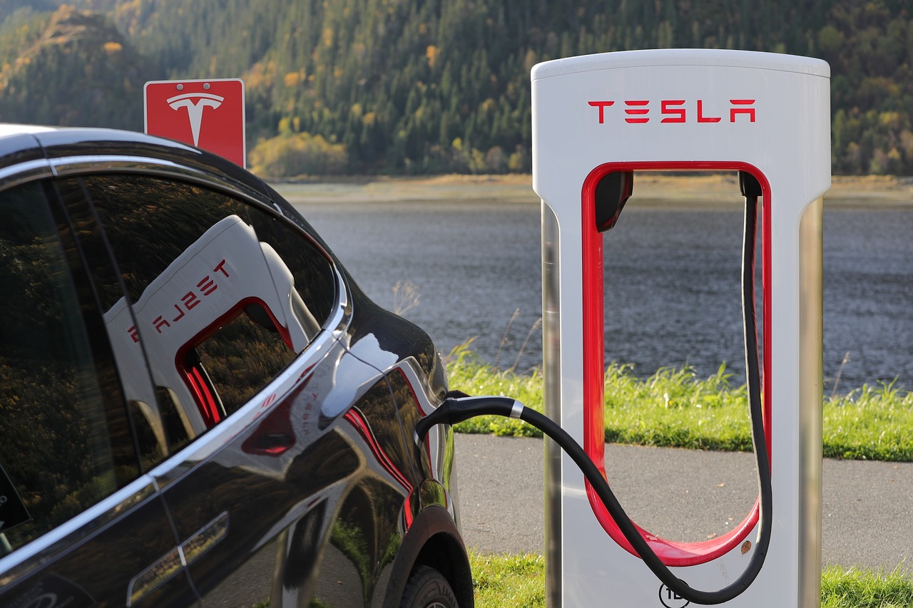 Stasiun pengisian daya Tesla kini bisa dipakai untuk mobil listrik lain