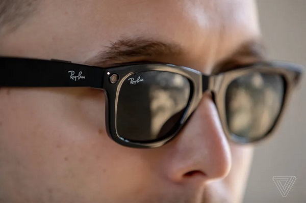 Kacamata pintar Ray-Ban Stories kini dukung Facebook Messenger