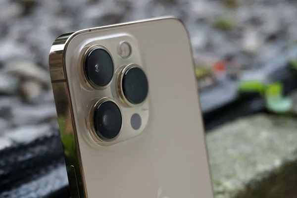 iPhone 15 dirumorkan dibekali kamera periskop 10x