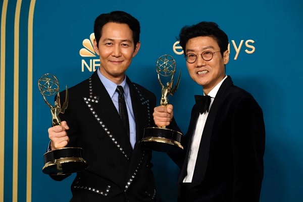 Lee Jung-jae dapat piala Emmy Awards 2022