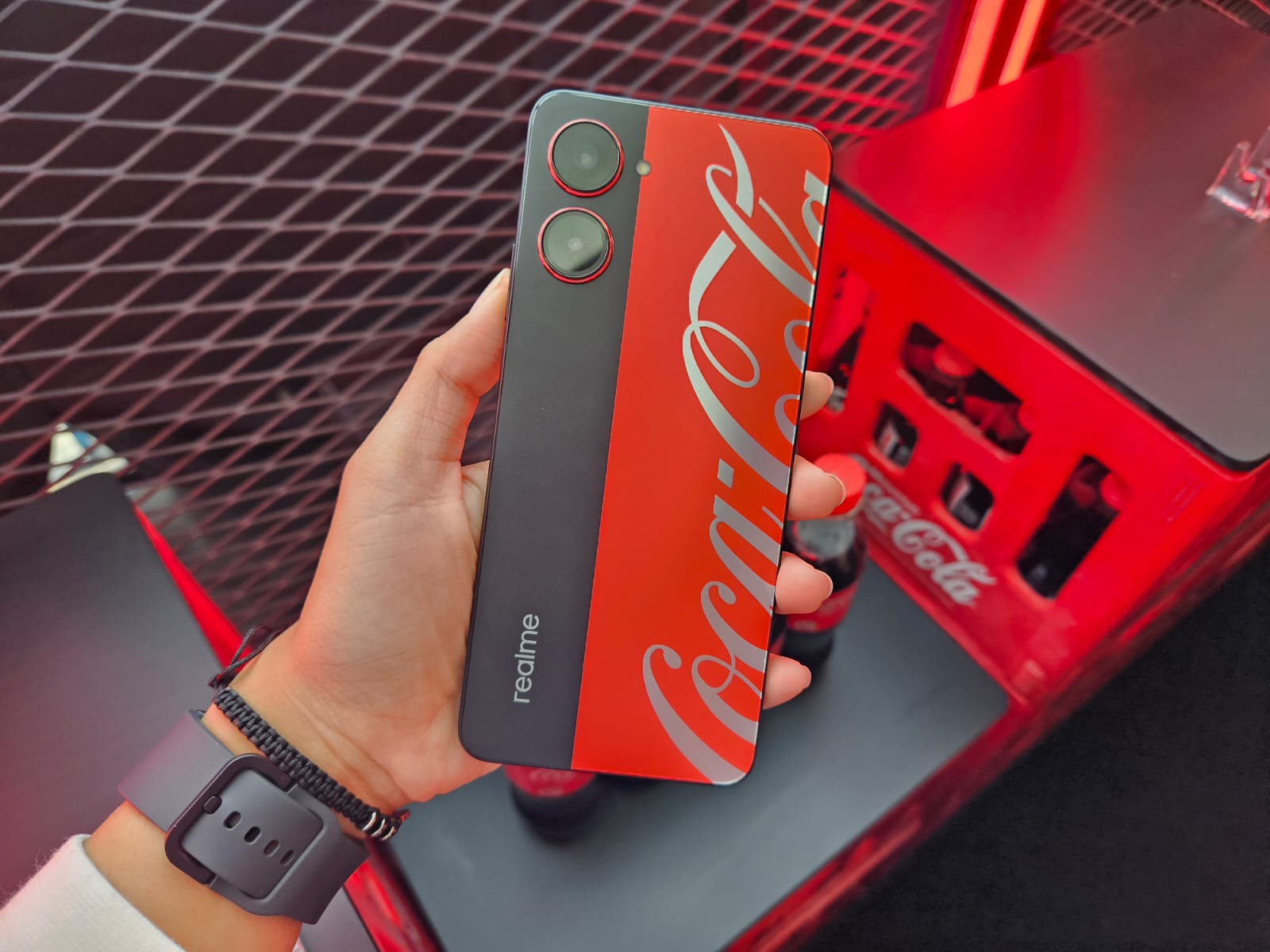 Resmi rilis, realme 10 Pro 5G Coca-Cola Edition tampil gahar di balik balutan merah-hitam