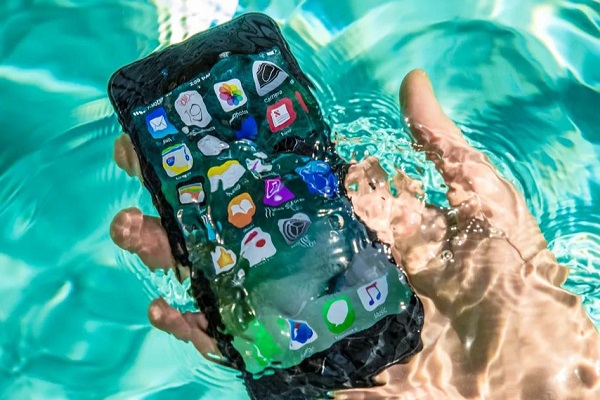 Salah kaprah IP67, ponsel ini mati setelah dilempar ke kolam renang