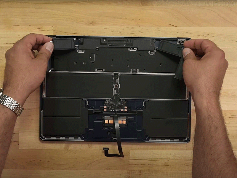 MacBook Air M2 punya banyak baut, sulit untuk diperbaiki