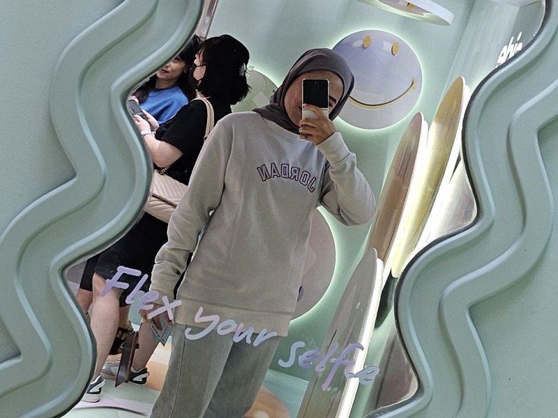 Makin stylish bikin konten mirror selfie pakai Galaxy Z Flip5