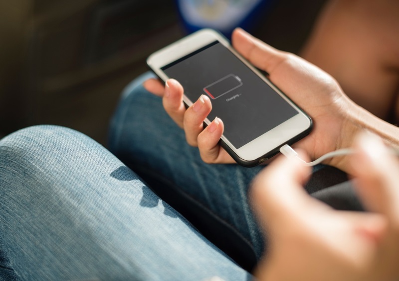 Apple peringatkan untuk hindari charger tidak resmi, bisa terjadi masalah 