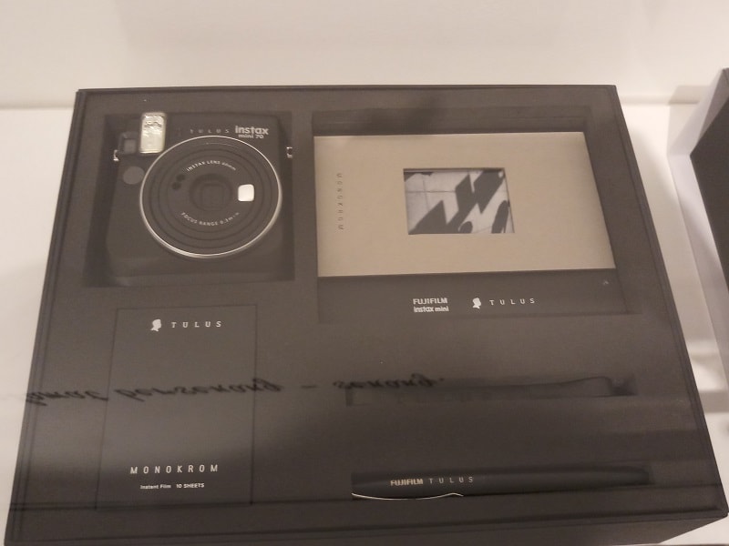 Fujifilm Instax mini 90 dan mini 70 edisi spesial Tulus