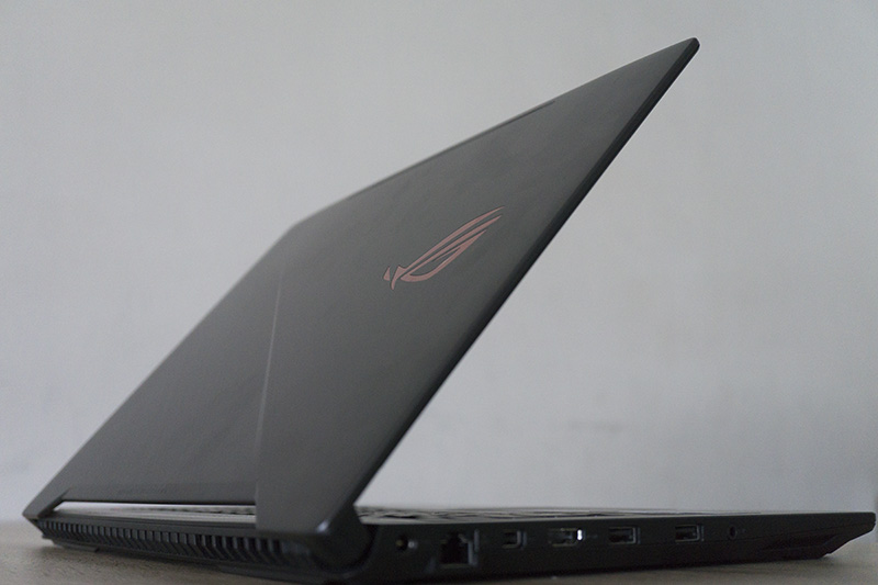 ASUS ROG STRIX GL503 Scar hands on