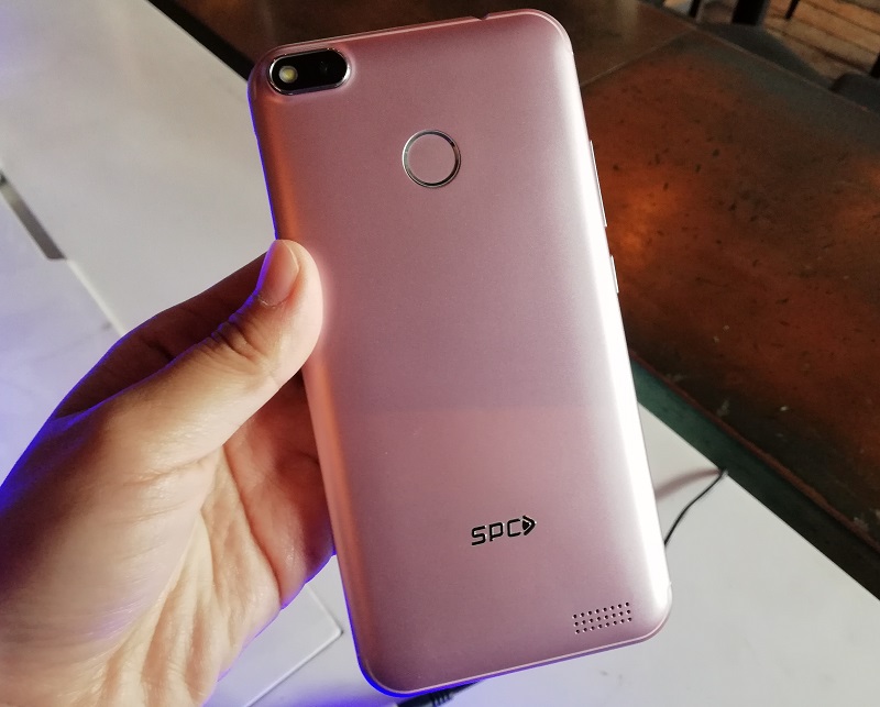 
									Penampakan ponsel pintar SPC L53