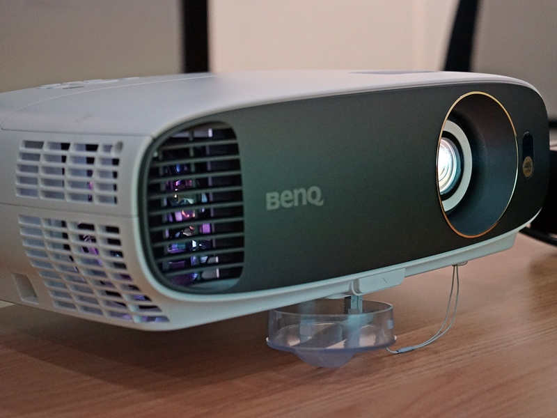 Proyektor Benq W1700: untuk penggemar film