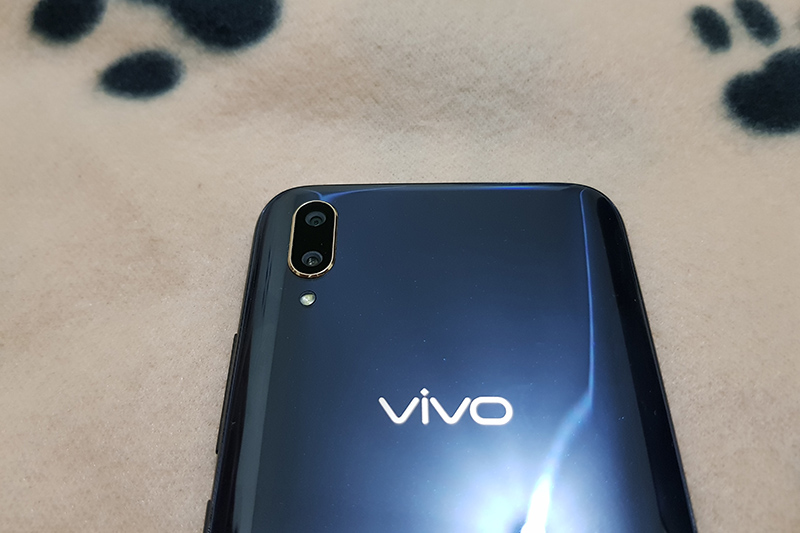 Vivo V11 smartphone tampak depan
