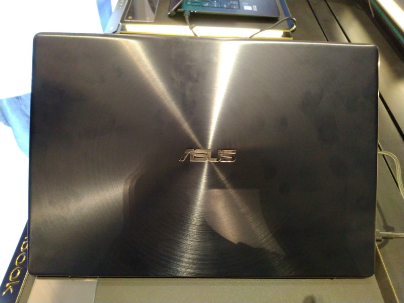 Asus Zenbook S UX391 yang menggunakan prosesor i7-8550U