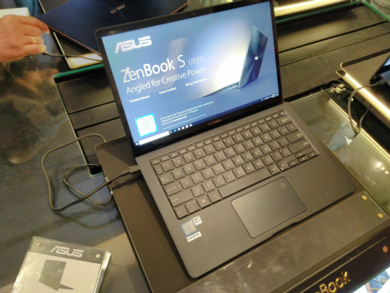 Asus Zenbook S UX391 yang menggunakan prosesor i7-8550U