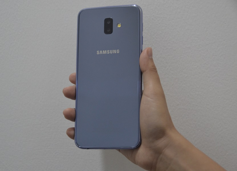 Desain keseluruhan Samsung Galaxy J6 Plus